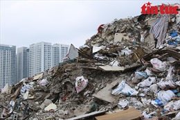 ‘Núi rác thải xây dựng’ khổng lồ giữa Thủ đô