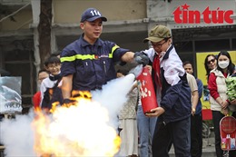 Tuyên truyền, hướng dẫn kỹ năng phòng cháy chữa cháy cho người dân tại phố đi bộ Hoàn Kiếm