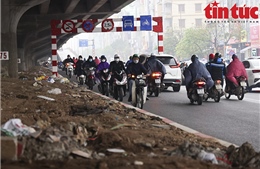Hà Nội: Bất chấp nguy hiểm, xe máy lao ngược chiều vào làn mở rộng đường Nguyễn Xiển