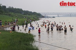 Nắng nóng, người Hà Nội kéo ra bãi tắm tự phát giải nhiệt 