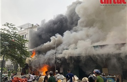 Hà Nội: Hỏa hoạn thiêu rụi kho chứa hàng tại chợ đầu mối Đền Lừ, cháy lan sang 2 nhà bên cạnh
