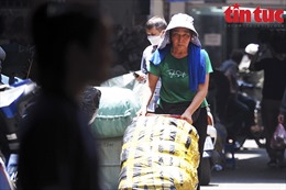 Người lao động chợ Đồng Xuân mưu sinh trong nắng nóng