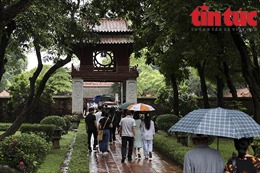 Sĩ tử đội mưa đến Văn Miếu - Quốc Tử Giám cầu may trước kỳ thi tốt nghiệp