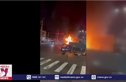 Hai xe đầu kéo container va chạm bốc cháy tại Bình Dương
