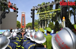 Đồng đội tưởng nhớ các liệt sĩ cảnh sát Phòng cháy Chữa cháy và Cứu hộ Cứu nạn