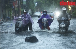 Người dân Hà Nội &#39;bì bõm&#39; trở về nhà trong cơn mưa tầm tã