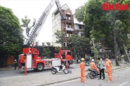 Vụ nổ gas tại đường Yên Phụ: Cửa cuốn, cửa ra vào, xe máy bị hất văng ra mặt đường
