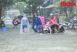 Nhiều tuyến đường Hà Nội bị ngập do mưa lớn