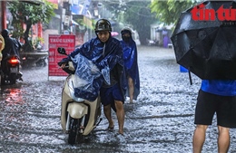 Hà Nội: Mưa lớn kéo dài gây ngập sâu, người dân chật vật đi lại