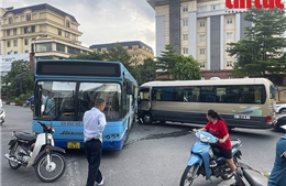 Xe khách đâm xe buýt khiến nhiều người hoảng loạn