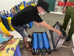 Sử dụng nhiều vali, giỏ nhựa chở hàng ngụy trang để vận chuyển khí cười