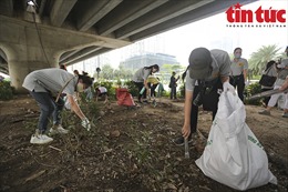 Hơn 500 tình nguyện viên dọn rác, làm sạch đường phố thủ đô Hà Nội