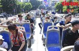 Hà Nội: Người dân xếp hàng nhận vé đi xe buýt 2 tầng miễn phí
