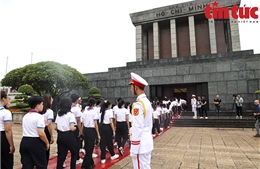 Đoàn đại biểu trẻ em tiêu biểu toàn quốc vào Lăng viếng Chủ tịch Hồ Chí Minh 