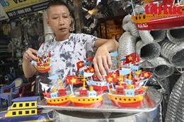 Tàu thủy sắt – đồ chơi Trung thu ‘hot’ của trẻ em Hà Nội một thời