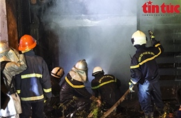 Hỏa hoạn thiêu rụi ngôi nhà 4 tầng trên đường đê Nguyễn Khoái lúc nửa đêm