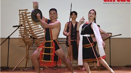 Trình diễn trang phục truyền thống của đồng bào các dân tộc