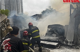 Cháy lớn tại kho phế liệu gầm cầu vượt Mễ Trì, Hà Nội