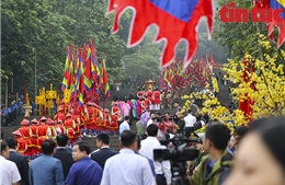 Người dân đội mưa về Đền Hùng dự lễ Giỗ Tổ Hùng Vương