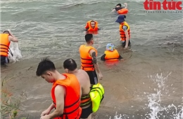 Người dân vẫn đi tắm sông Đà bất chấp Thủy điện Hòa Bình xả lũ 