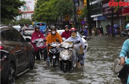 Nhiều tuyến đường Hà Nội ngập sâu do ảnh hưởng mưa dông của bão số 2