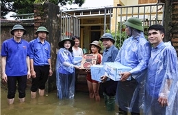 Hỗ trợ nhu yếu phẩm cho đồng bào vùng lũ huyện Chương Mỹ và Quốc Oai