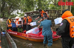 Cảnh sát cơ động chung tay sẻ chia cùng đồng bào vùng lũ Chương Mỹ