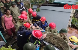 Cảnh sát Cơ động giải cứu thành công bé gái 14 tuổi mắc kẹt trong căn nhà bị đổ sập