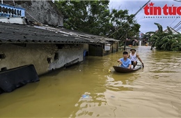 Lũ tràn qua đê bối Bắc Giang, nhiều ngôi nhà ngập ngang tầng 1 