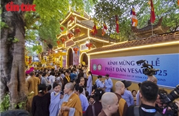 Người dân xếp hàng xuyên đêm chiêm bái xá lợi Phật tại chùa Quán Sứ