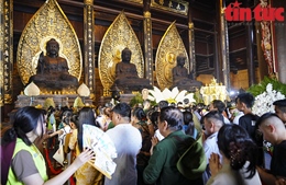 Phật tử khắp nơi đổ về chùa Tam Chúc chiêm bái Xá lợi Phật