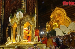 Người dân Ninh Bình đội nắng cung rước xá lợi Đức Phật về chùa Bái Đính