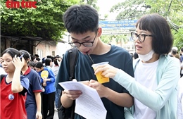 Phụ huynh &#39;tiếp sức&#39; cho thí sinh trong kỳ thi lớp 10 đầy cam go