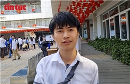 Bố mẹ tiếp thêm sức mạnh cho nam sinh bị thương vẫn quyết tâm thi tốt nghiệp