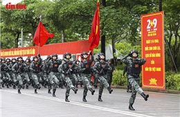 Chiến sĩ công an vượt nắng, thắng mưa luyện diễu binh mừng 80 năm Ngày Quốc khánh