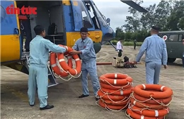 Hàng chục tấn hàng thiết yếu được vận chuyển bằng trực thăng vào vùng bị cô lập do mưa lũ