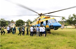 Bộ Quốc phòng điều trực thăng Mi-171 vận chuyển hàng cứu trợ khẩn cấp tới Điện Biên