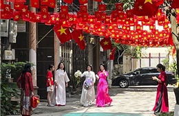 Thiêng liêng màu cờ Tổ quốc trên các ngõ phố Thủ đô
