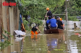 Mưa lớn, thủy điện xả lũ khiến nhiều khu vực bãi giữa sông Hồng Hà Nội bị cô lập