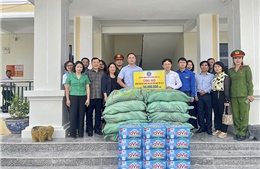 Phường Đống Đa sẻ chia khó khăn với người dân vùng ngập lụt Hà Nội