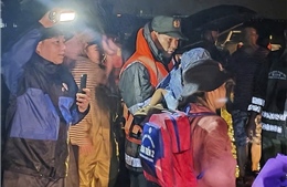 Cảnh sát cơ động hỗ trợ di dời hàng chục hộ dân khỏi vùng ngập sâu ở Đà Nẵng