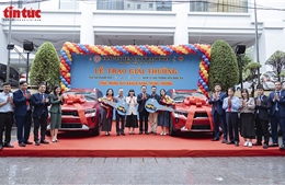 Hai khách hàng miền Bắc trúng ô tô từ chương trình tri ân Yến sào Khánh Hòa