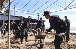 Trung đoàn CSCĐ Nam Trung Bộ hỗ trợ nhân dân khắc phục hậu quả bão số 13
