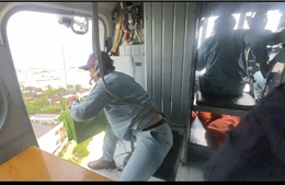 Hai tổ bay trực thăng tiếp tế nhu yếu phẩm cho rốn lũ Hòa Xuân