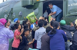 Trực thăng vượt thời tiết xấu, tiếp tế liên tục cho vùng lũ Tây Nguyên