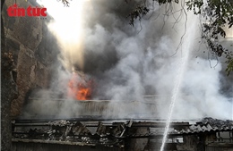 Cháy lớn trên phố Lò Đúc, nhiều hộ dân tháo chạy tài sản