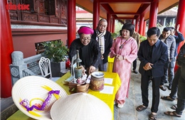 Bộ sưu tập hiện vật hầu đồng quý hiếm lần đầu ra mắt cộng đồng tín ngưỡng