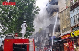 Hà Nội: Cháy nhà cao tầng trên phố Hàng Mã, một người bị thương nặng