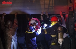 Hà Nội: Cháy cơ sở massage trong đêm, người mắc kẹt được đưa xuống mặt đất an toàn