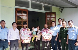 Khen thưởng cá nhân, gia đình trong vụ tai nạn bay Trung đoàn 940